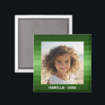 Retro Rand - Jul Grönt - Enkelt foto Magnet<br><div class="desc">Grönt rand mönster skuggor med ett enkelt textområde för namn och datum. Lägg till din favoritselfie- eller familjereserografi. Använda ett foto för att skapa den här unika och personliga fotopresenten. Bakgrunden är en ren och modern uppdatering av rand mönster. Om du behöver justera bild klickar du på verktyg för att...</div>