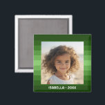 Retro Rand - Jul Grönt - Enkelt foto Magnet<br><div class="desc">Grönt rand mönster skuggor med ett enkelt textområde för namn och datum. Lägg till din favoritselfie- eller familjereserografi. Använda ett foto för att skapa den här unika och personliga fotopresenten. Bakgrunden är en ren och modern uppdatering av rand mönster. Om du behöver justera bild klickar du på verktyg för att...</div>