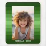 Retro Rand - Jul Grönt - Enkelt foto Musmatta<br><div class="desc">Grönt rand mönster skuggor med ett enkelt textområde för namn och datum. Lägg till din favoritselfie- eller familjereserografi. Använda ett foto för att skapa den här unika och personliga fotopresenten. Bakgrunden är en ren och modern uppdatering av rand mönster. Om du behöver justera bild klickar du på verktyg för att...</div>