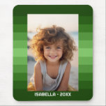 Retro Rand - Jul Grönt - Enkelt foto Musmatta<br><div class="desc">Grönt rand mönster skuggor med ett enkelt textområde för namn och datum. Lägg till din favoritselfie- eller familjereserografi. Använda ett foto för att skapa den här unika och personliga fotopresenten. Bakgrunden är en ren och modern uppdatering av rand mönster. Om du behöver justera bild klickar du på verktyg för att...</div>