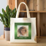Retro Rand - Jul Grönt - Enkelt foto Tygkasse<br><div class="desc">Grönt rand mönster skuggor med ett enkelt textområde för namn och datum. Lägg till din favoritselfie- eller familjereserografi. Använda ett foto för att skapa den här unika och personliga fotopresenten. Bakgrunden är en ren och modern uppdatering av rand mönster. Om du behöver justera bild klickar du på verktyg för att...</div>