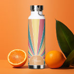 Retro rand soluppgång - pastellregnbågsskript namn<br><div class="desc">En färglös, reflekterande soluppsdesign i rand med pastel färg. Rand är pasteller - rött, orange, gult och ljusblått. Lägg till ditt namn eller monogram för att göra detta till en personlig vattenflaska som kommer att framstå bland dina vänner. Namn är ett trendig skript i vitt. För avancerade användare kan du...</div>
