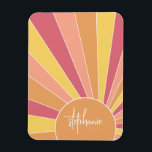 Retro rand soluppgång - pastellregnbågsskript namn magnet<br><div class="desc">En färglös,  reflekterande soluppsdesign i rand med pastel färg. Rand är pasteller - rött,  orange,  gult och ljusblått. Lägg till ditt namn eller monogram för att göra det här till en personlig magnet som kommer att framstå bland dina vänner. Namn är ett trendig skript i vitt.</div>