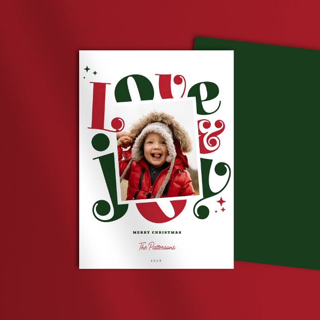 Retro Red och Grönt Kärlek och Joy 1-fotojul Julkort (Love and Joy Christmas Holiday Photo card shown with green back pattern on a red table mockup)