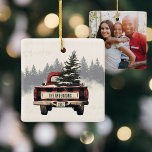 Retro Red Play-julfotfoto i Anpassningsbarna Lastb Julgransprydnad Keramik<br><div class="desc">Deka salarna med vår gamla roliga julprydnad lastbil! Personlig med din familj namn,  det är den perfekt festliga beröringen som tillför charm och nostalgi till din helgdag denna säsong.</div>