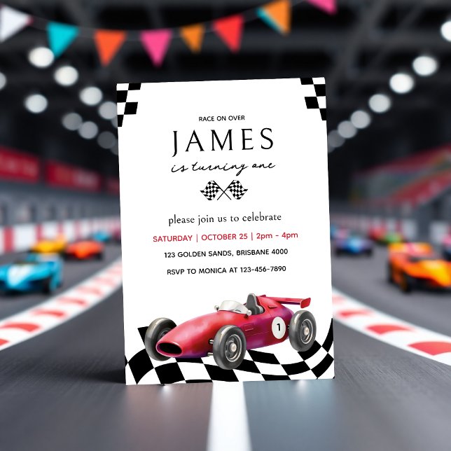 Retro Red Tävling Car Checkated Flaggor 1:a födels Inbjudningar (Race Car Birthday Invitation – Boys Racing Party Invite with Red Car & Checkered Flags)