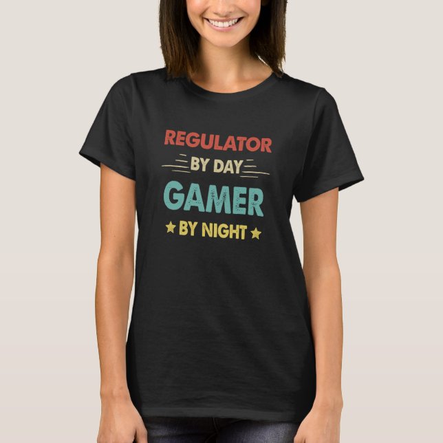 Retro Regulator By Day Gamer By Night T Shirt (Framsida)