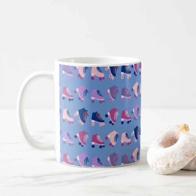 Retro Rollerskates Lila Rosa Mönster Kaffemugg (Med munk)