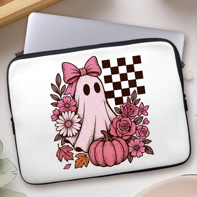 Retro Rosa Coquette Ghost Girl med Bow Halloween Laptop Fodral (This coquette ghost retro Halloween design combines floral sweetness with spooky spirit.)