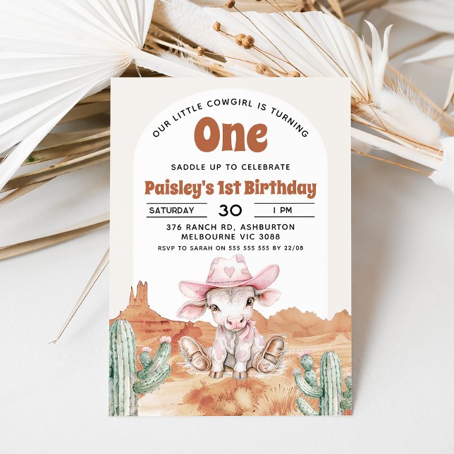 Retro Rosa Cow Cowgirl Vilda western 1:a födelseda Inbjudningar (Cow cowgirl themed 1st birthday invitation with cow, pink cowgirl hat, desert and retro text.)
