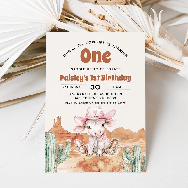 Retro Rosa Cow Cowgirl Western 1:a födelsedagen Inbjudningar (Cow or cowgirl themed 1st birthday invitation featuring a cute cow, desert, cactus, retro style text)