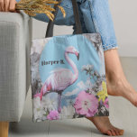 Retro Rosa Flamingo Collage Tygkasse<br><div class="desc">Den här återinspirerade designen har ett fet, pastel-rosa-flamingo som ställs in mot en ljusblå bakgrund, som skapar en stark men ändå slående kontrast. När man omger flamingon, fintvättar blommor i rosa, gult och vitt framkallar en drömmande, vintage trädgårdskänsla, blandning av naturen och popkonst utan vidare. Perfekt för älskare av lfemininin...</div>
