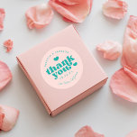 Retro Rosa i unionen och Teal Bröllop Tack Runt Klistermärke<br><div class="desc">Retro inspirerade teckensnittet "Tack" med hjärtan,  i redigerbart färg för bakgrund och grafik.</div>