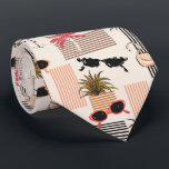 Retro Rosa Palm Flamingos Solglasögon Slips<br><div class="desc">Exotiska flamingos,  rosa palmer och retro solglasögon på blek persikofärgad bakgrund,  denna halsduk för män är cool för kontoret,  en kväll i stan,  en bröllopsfest,  din egen vigselceremoni,  för brudgummen eller brudgummens män eller ge som en present till din make,  pappa,  bror eller bästa vän.</div>