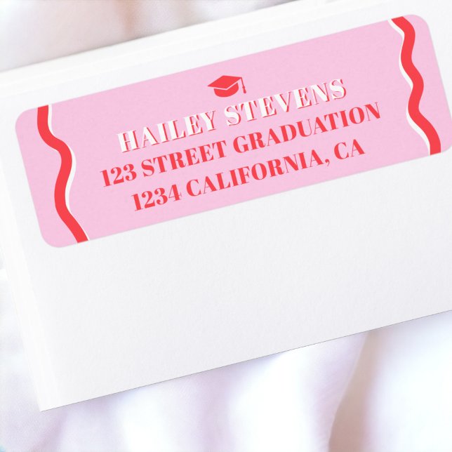 Retro rosa röd kurvbläddring vågigt studenten returadress etikett (Retro pink red curve squiggle wavy graduation label)