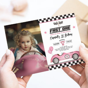 Retro Rosa Snabb Ett Racingbil 1:a Födelsedagsfoto Inbjudningar