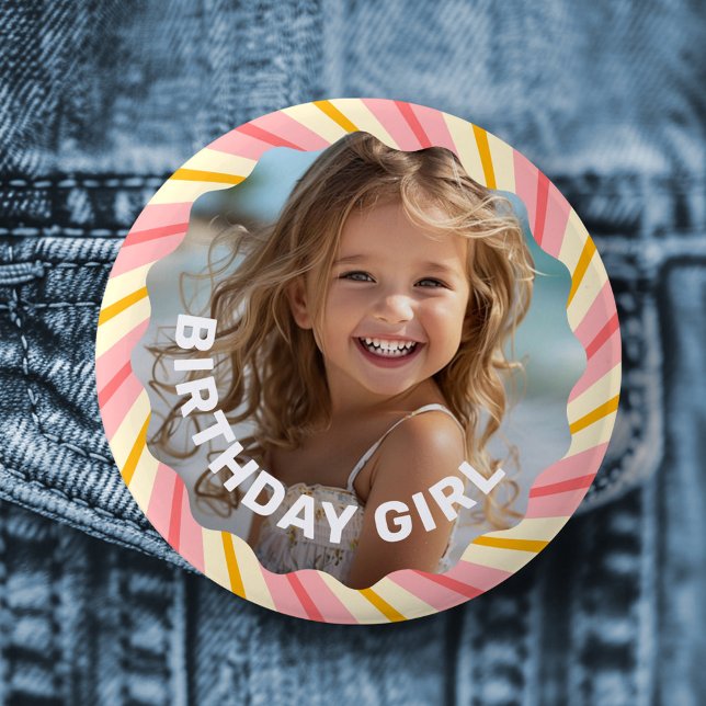 Retro rosa sunburg röda stjärnor grattis på födels knapp (Retro pink sunburst red stars happy birthday party button)