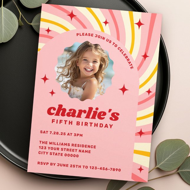 Retro rosa sunburst red stars arch-födelsedagsfest inbjudningar (Retro pink sunburst red stars arch birthday party invitation)