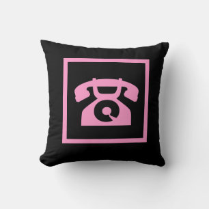 retro rosa telefon på svart kudde