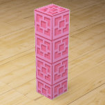 Retro Rosa Trellis Presentask för Vinflaska<br><div class="desc">Lägg till en stänk i det moderna Handflatan Vår i mitten av århundradet överallt med den här presentlådan Retro Rosa Trellis mönster. Den inspirerades av vintage-konkreta,  bryggblock. Den designade arkitekturen på 1950-talet kommer att göra ge till en vardaglig konstruktör.</div>