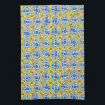 Retro Round Tiles Mexico Daisy Mönster Gult Kökshandduk<br><div class="desc">Dekorera ditt kök med den här hand plockade-retro-runda daisyn mönster handduken. Gör en underbar husuppvärmning eller en bröllop-gåva! Du kan anpassa den och även lägga till text. Kolla min butik efter mycket mer färg och mönster plus matchande artiklar för ditt hem!</div>
