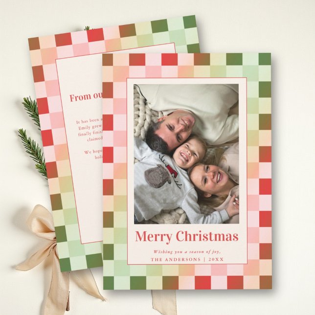Retro Rutigt Rött Grönt Familjejul Julkort (retro checkerboard red green family photo christmas card modern vintage typography)