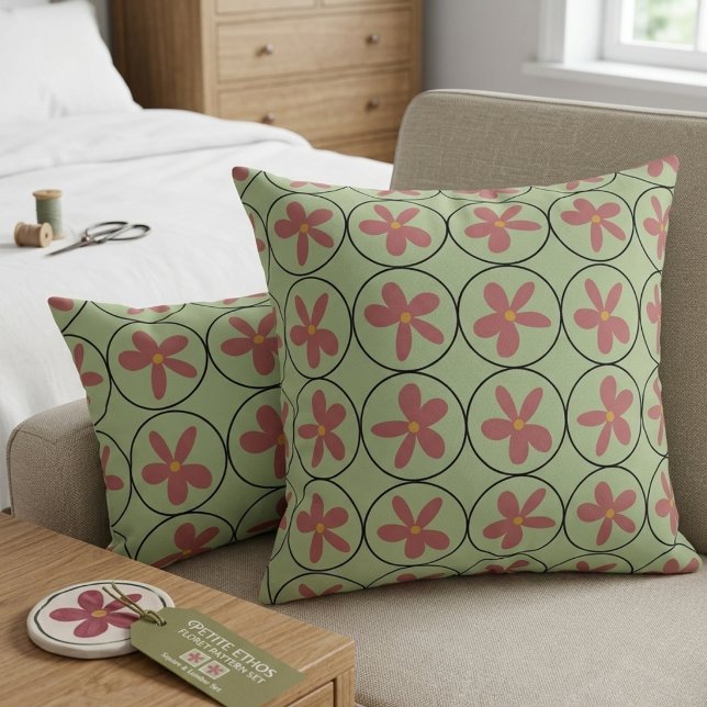 Retro Sagegrön och Rosa Blommig Dekorativ Kudd Kudde (Skapare uppladdad)
