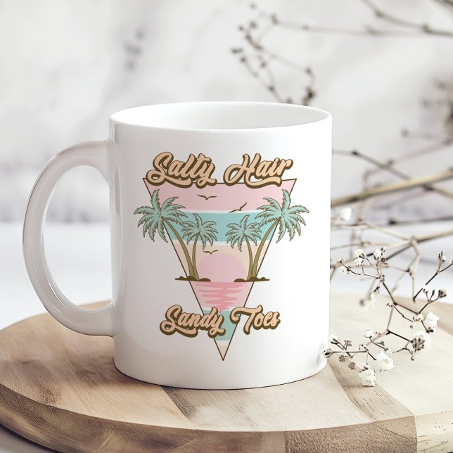 Retro "Salty Hair Sandy Toes" Beach Summer Kaffemugg (Retro "Salty Hair Sandy Toes" Beach Summer Coffee Mug on a sunny boho wooden kitchen table)
