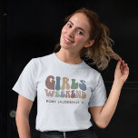 Retro Sängkantsfest Flickornas Helg Brud T Shirt<br><div class="desc">Omfamna andan av den ultimata tjejresan med vår anpassade retro-typografi Bachelorette Weekend T-Shirt! Denna snygga och stilrena topp fungerar som en perfekt souvenir från en minnesvärd resa med dina favoritdamer. Framsidan av skjortan visar en fängslande vintage-inspirerad "Girls Weekend"-typografi som perfekt fångar roliga stunder och kamratskapet under din speciella helg. Dess...</div>