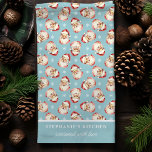 Retro Santa Blue Personlig Namn jul Kökshandduk<br><div class="desc">Ta med en vintage helgdag till ditt kök med den här Jultomten julhandduken. Den här handduken har en charmerande jultomtdesign på blå bakgrund och kan vara personlig med ditt namn för en unik och festlig beröring. Det är perfekt att lägga till helgdag till ditt köksdekorat eller presenting till nära och...</div>