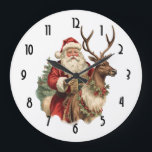 Retro Santa Classic, traditionell jul Stor Klocka<br><div class="desc">En klocka med en roligt julillustration. Jultomten i sitt traditionella röda kostym rider en stor,  skrynklig renar som dekoreras med holly. En Julgran i baksidan.</div>