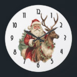 Retro Santa Classic, traditionell jul Stor Klocka<br><div class="desc">En klocka med en roligt julillustration. Jultomten i sitt traditionella röda kostym rider en stor,  skrynklig renar som dekoreras med holly. En Julgran i baksidan.</div>