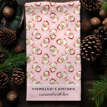 Retro Santa Rosa Personlig Namn jul Kökshandduk<br><div class="desc">Ta med en vintage helgdag till ditt kök med den här Jultomten julhandduken. Den här handduken har en charmerande jultomtdesign på en rosa bakgrund och kan vara personlig med ditt namn för en unik och festlig beröring. Det är perfekt att lägga till helgdag till ditt köksdekorat eller presenting till nära...</div>