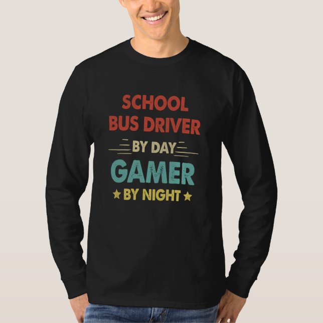 Retro School Bus Driver By Day Gamer By Night T Shirt (Framsida)