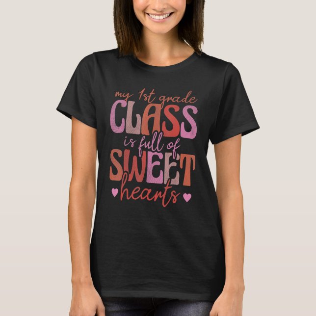 Retro School Teacher Of 1st Grade Hearts Groovy Va T Shirt (Framsida)