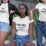 Retro Script Heart-hustru i Party Bachelorette T Shirt<br><div class="desc">Fira din bachelorette med den här moderna,  snyggt t-shirt,  som har återtryck och hjärta.</div>