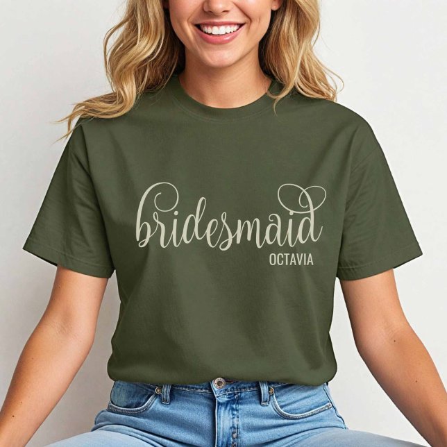 Retro Script Natural på Fatigue Grönt Bridesmaid T Shirt (Natural on Fatigue Green)