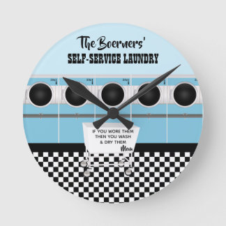 Retro Self-Service Tvätt de utför arbetet Rund Klocka