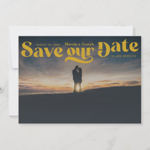 Retro Serif Mustard-Gult Spara Datumet