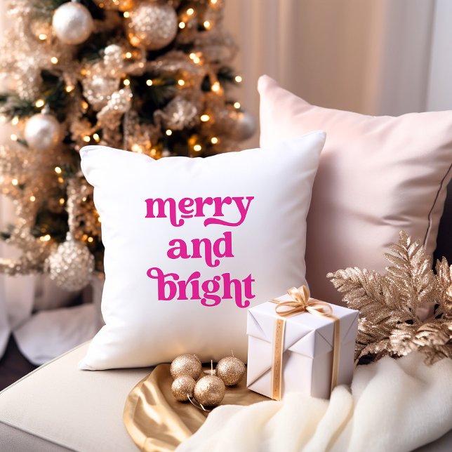 Retro Shock rosa Typografi | Merry och Bright Kudde (A girly and trendy Christmas pillow with hot pink retro typography on a white background)