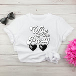 Retro-skript Maka till Party Bachelorette T Shirt<br><div class="desc">Cute bachelorette Party t-shirt för bruden med "Party frun" i ett stort stil-skript och hjärtformade solglasögon. Det finns en samordning av t-shirts med typen "Livet of the Party" för bachelorette-gruppen.</div>