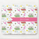 Retro släp- & Flamingosmönster Musmatta<br><div class="desc">Denna produkt presenterar ett mönster som inkorporerar illustrationer av retro vintage inspirerade camparesläp,  rosa flamingos,  bin och blommor.</div>