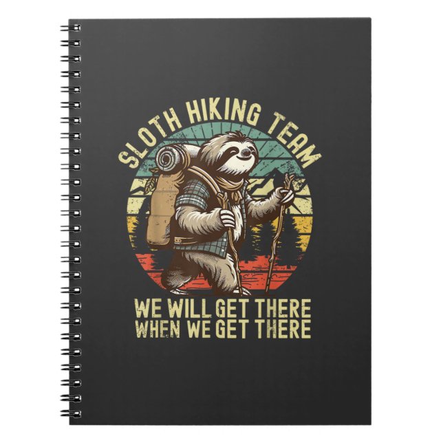 Retro Sloth Hiking Team Vi kommer dit när vi ko Anteckningsbok (Framsidan)