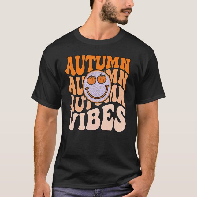 Retro Smile Face Fall Vibes Pumpkin Autumn Thanksg T Shirt (Framsida)