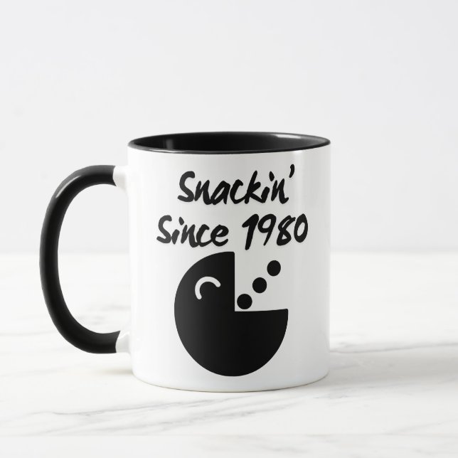 Retro Snack Attack: Snackin sedan 1980 Pixel Art Mugg (Vänster)