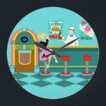 Retro Soda Fontän Akrylrunda klocka<br><div class="desc">upp något speciellt med den här Retro Soda Fontän akrylrundan. Den minimalistiska konsten, tecknad teckning-designen, har insida på stadens kallaste plats. Det är 1950:s soda fontän, i all sin kitschy gloria! Mot bakgrund av en vattenvägg kan vi se poster reklam för husets specialiteter. En poster visar en hamburgare och flaska...</div>