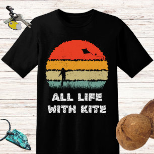 Retro sol ALL LIV MED KITE surfande 4 kitesurfer T Shirt
