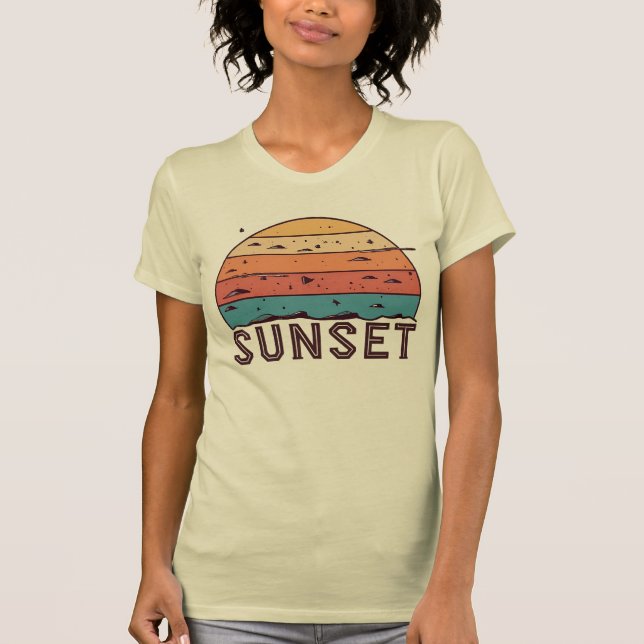 Retro Solnedgång Horisont Grafisk T-Shirt (Framsida)