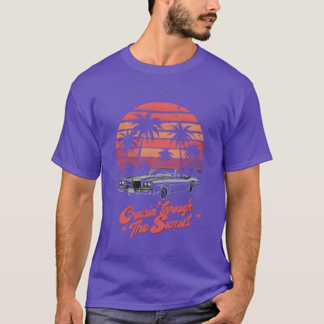 Retro solnedgångsbil kör genom den retro solnedgån t shirt (Framsida)