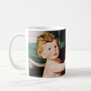 Retro sött litet barn som leker med klädbyrå kaffemugg